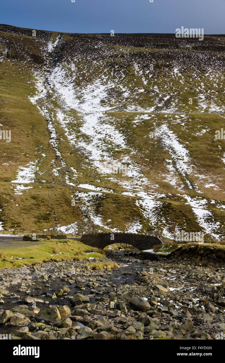 Pont au-dessus de l'entrée de l'eau à Moffat brûler la queue de la jument grise cascade, Scottish Borders, en hiver. Banque D'Images