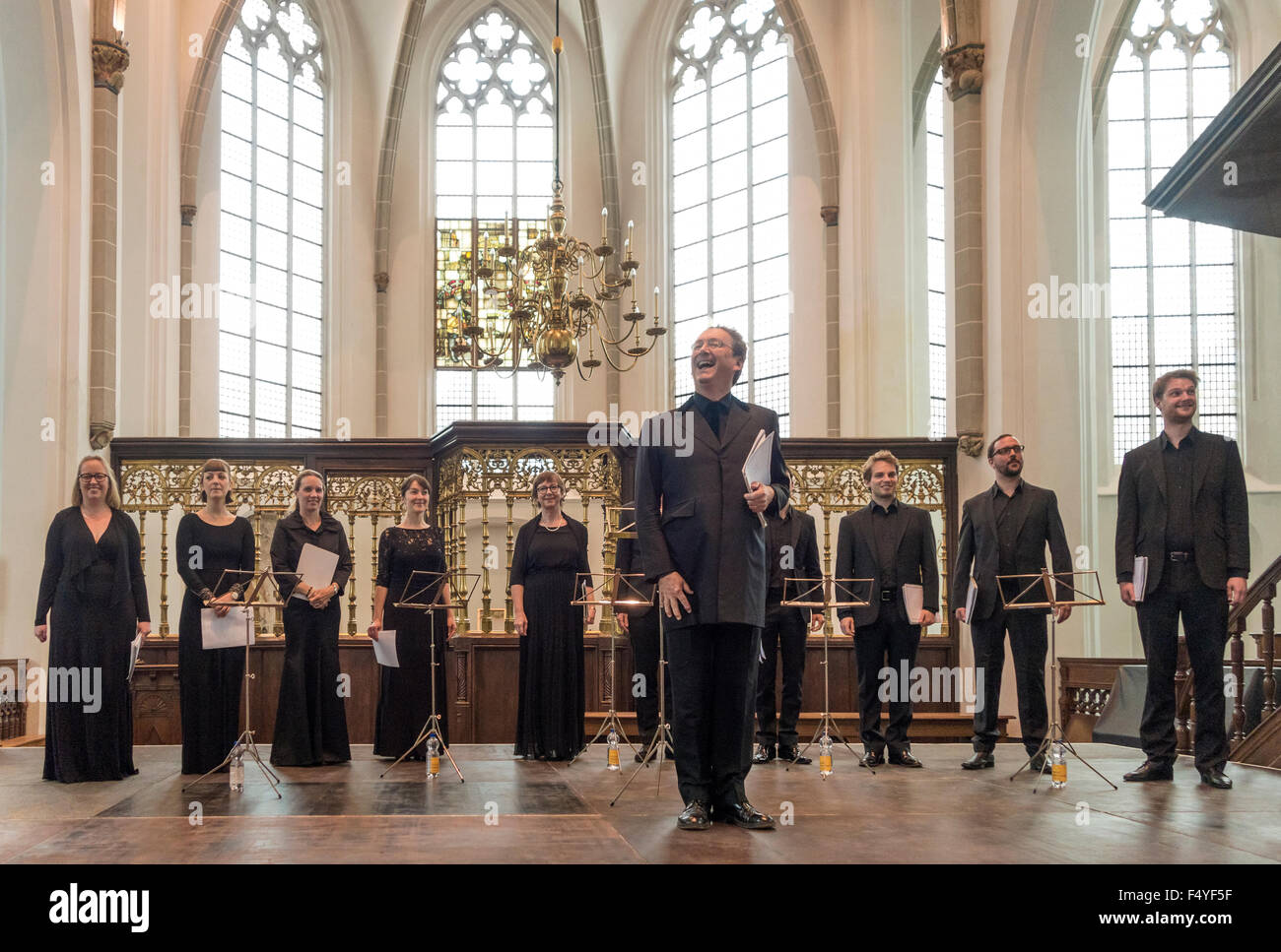 Les Tallis Scholars avec Peter Phillips sur scène dans une église. Banque D'Images
