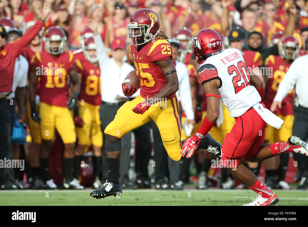 Los Angeles, CA, USA. 24 Oct, 2015. 24 octobre 2015 : l'exécution retour James Toland IV (26) de l'USC Trojans constate certains coureurs, dans le jeu entre les Utah Utes et l'USC Trojans, le Coliseum de Los Angeles, CA. Photographe : Peter Renner and Co/ Zuma Service Fil Crédit : Peter Renner and Co/ZUMA/Alamy Fil Live News Banque D'Images