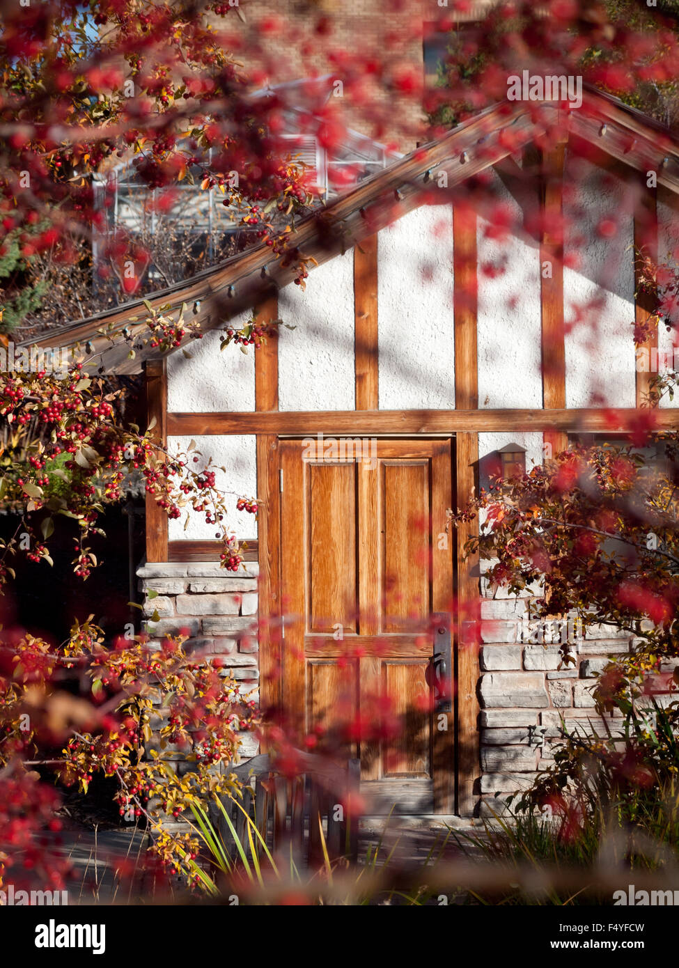 Une vue sur le parc Jardin Japonais au chalet (maison), Public Boffins Innovation Place de Saskatoon, Saskatchewan, Canada. Banque D'Images