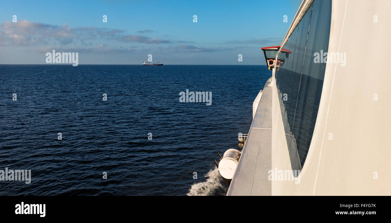 Ferry aller de l'avant vue de côté par la fenêtre avant de l'horizon Banque D'Images