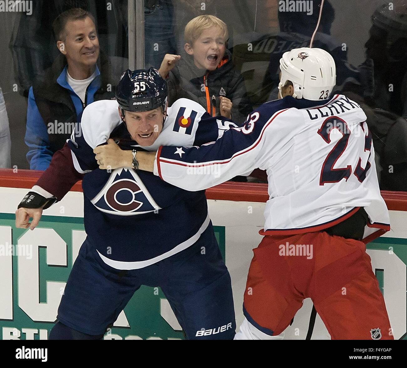 Denver, Colorado, États-Unis. 24 Oct, 2015. Un jeune fan d'AVS, centre, a bientôt sur un combat avec AVS LW CODY MCLEOD, gauche, et Blue Jackets RW DAVID CLARKSON, SEMYON VARLAMOV Gardien droit, pendant la période du 1er. au centre Pepsi samedi soir. L'AVS perdre à la Blue Jackets 4-3. Credit : Hector Acevedo/ZUMA/Alamy Fil Live News Banque D'Images