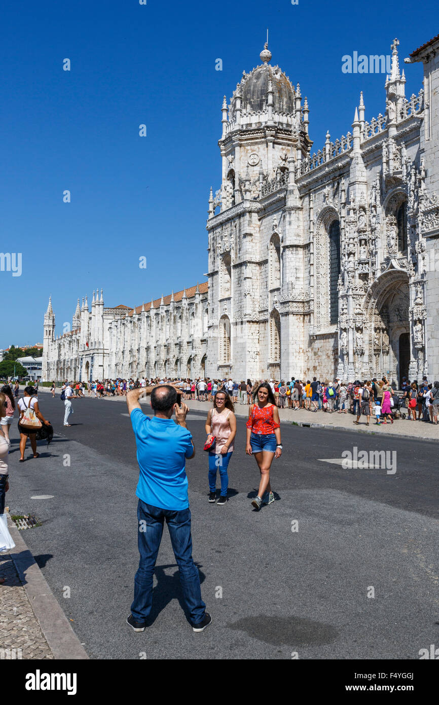 Les touristes ayant leur photo prise en face de l'Jer nimos Monastère et église de Santa Maria de Belém Lisbonne Portugal Banque D'Images
