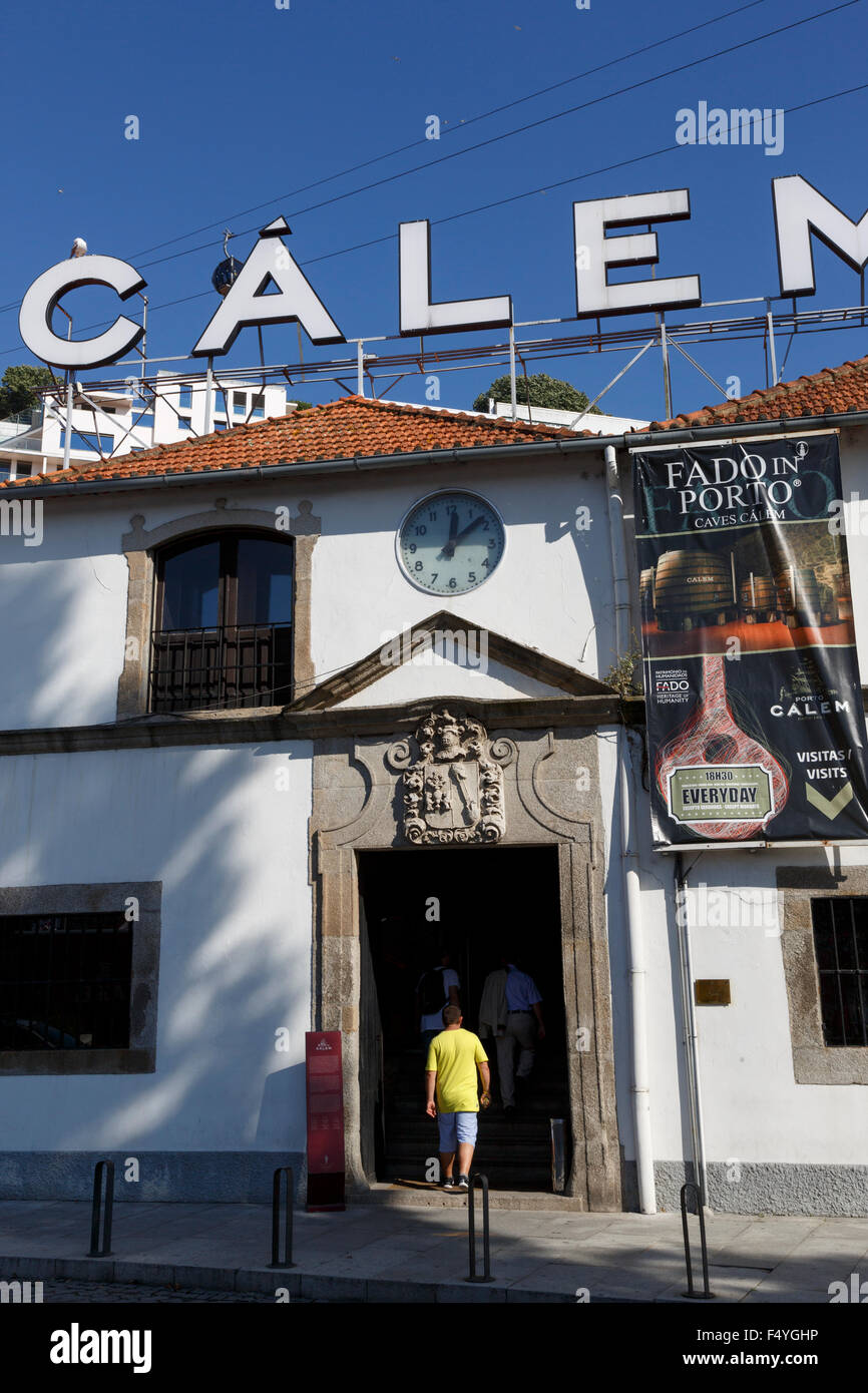 L'homme entrer dans le Vin de Porto Calem de Lodge à Vila Nova de Gaia Portugal Banque D'Images