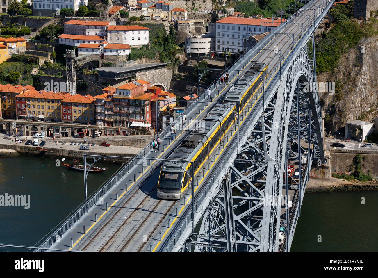 Flexity Outlook Eurotram train du métro de Porto traversant le pont à deux niveaux de Ponte Luis 1 sur le fleuve Douro Portugal Banque D'Images