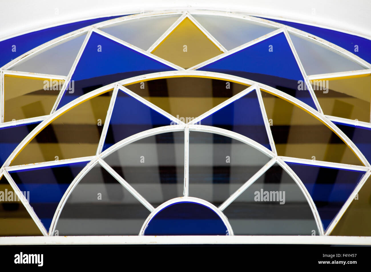Demi-cercle coloré verre fenêtre sur le haut d'une porte, Espagne Banque D'Images