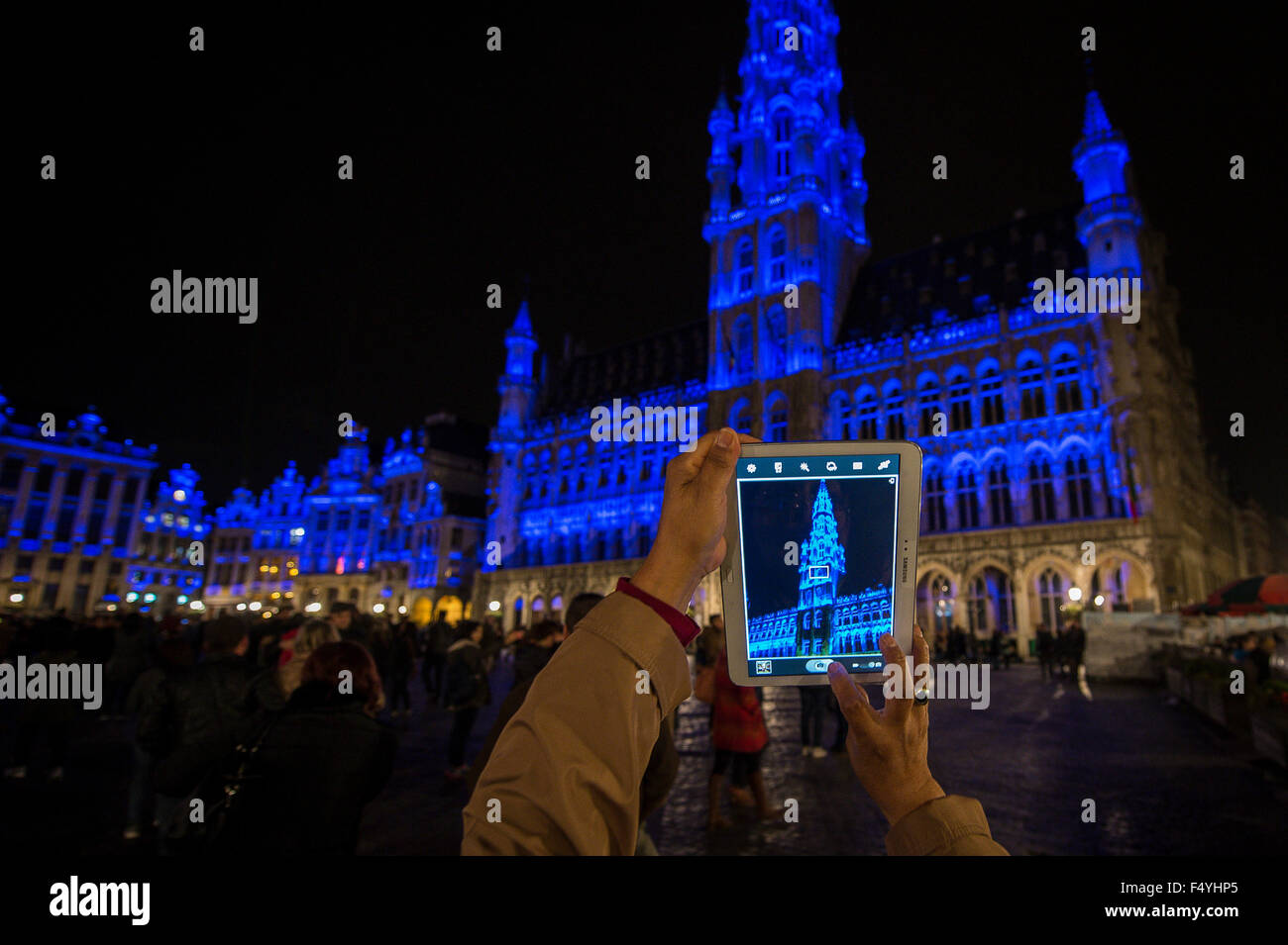 Grand Place à Bruxelles, Belgique Le 24.10.2015 Hôtel de Ville est allumé en bleu pour le 70e anniversaire de l'Organisation des Nations Unies. Dans le monde de demain, plus de 200 points de repère dans 60 pays est éclairé la couleur officielle de l'Organisation des Nations Unies, . par Wiktor Dabkowski Banque D'Images