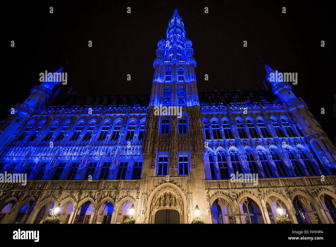 Grand Place à Bruxelles, Belgique Le 24.10.2015 Hôtel de Ville est allumé en bleu pour le 70e anniversaire de l'Organisation des Nations Unies. Dans le monde de demain, plus de 200 points de repère dans 60 pays est éclairé la couleur officielle de l'Organisation des Nations Unies, . par Wiktor Dabkowski Banque D'Images