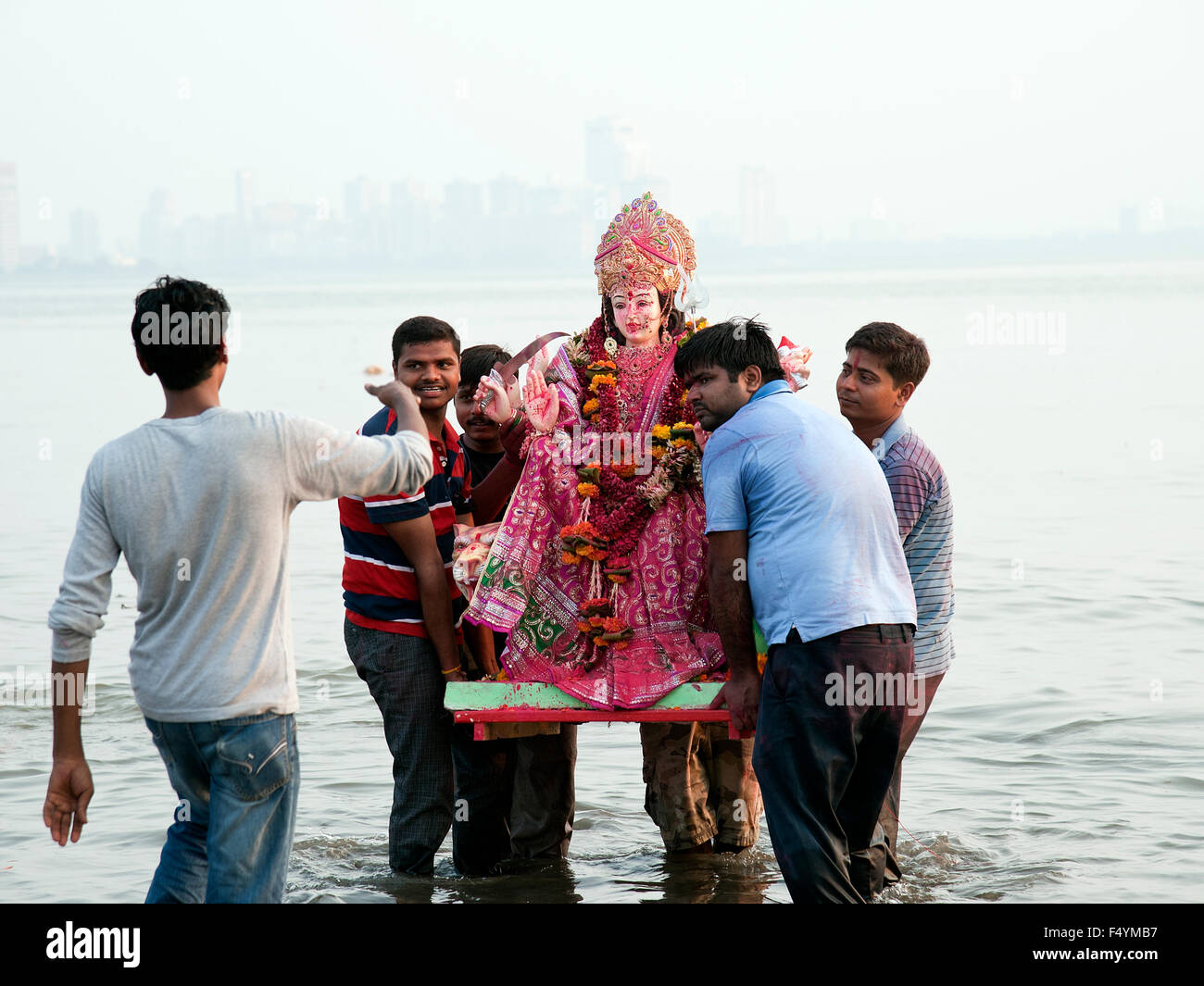 L'image de Durga immersion Idol a été prise à Mumbai, Inde Chowpatty Banque D'Images