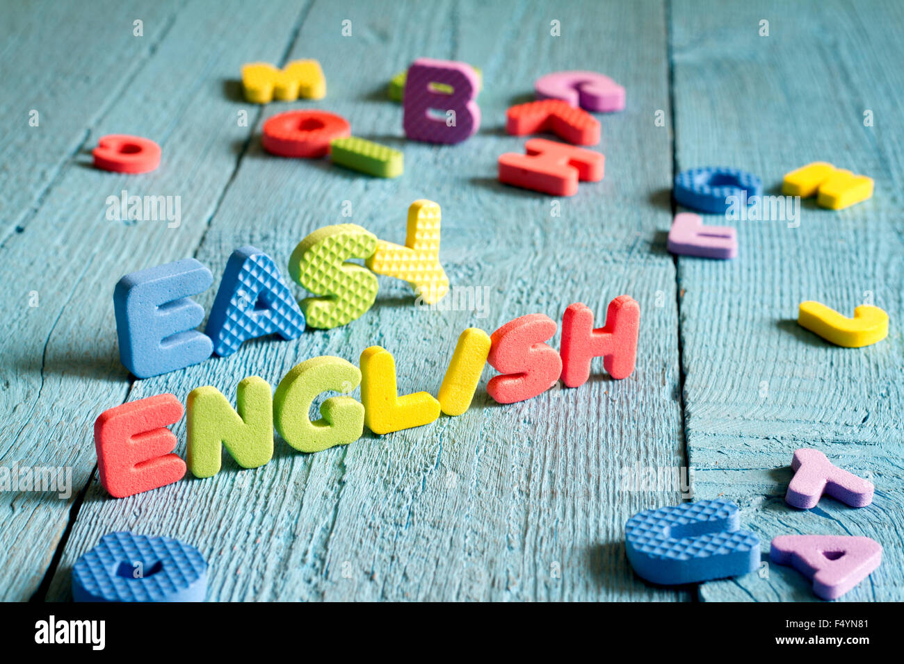 L'anglais est facile à l'apprentissage de concept avec les lettres sur le concept conseils bleu Banque D'Images