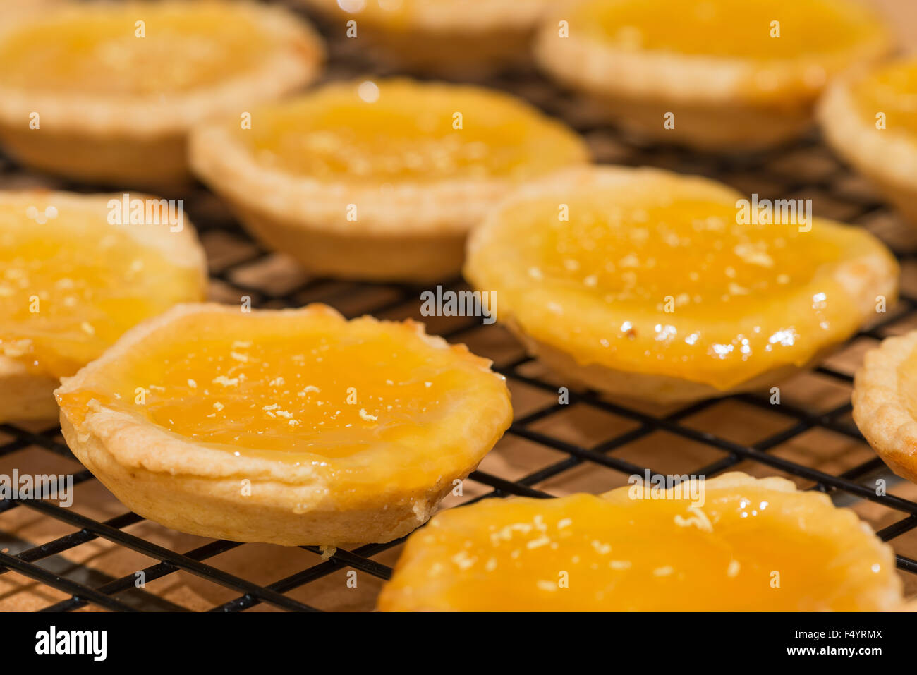 Le lait caillé de citron tarte Tartes Tarte confiture prête à manger de chaud maison dessert four in a row Banque D'Images
