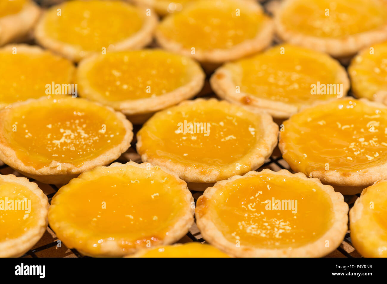 Le lait caillé de citron tarte Tartes Tarte confiture prête à manger de chaud maison dessert four in a row Banque D'Images