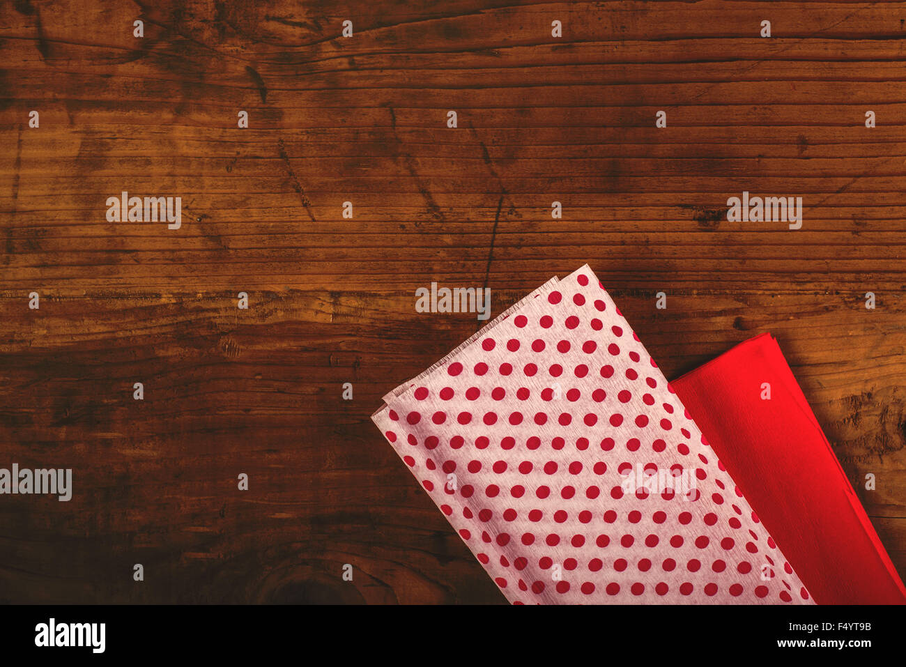 Cadeaux de Noël et présente l'emballage, de papier à points polka de décoration sur un bureau en bois, vue du dessus, la tonalité rétro Banque D'Images