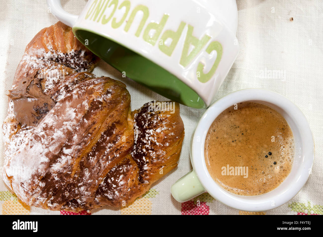 Croissants et café espresso pour un petit-déjeuner italien Banque D'Images