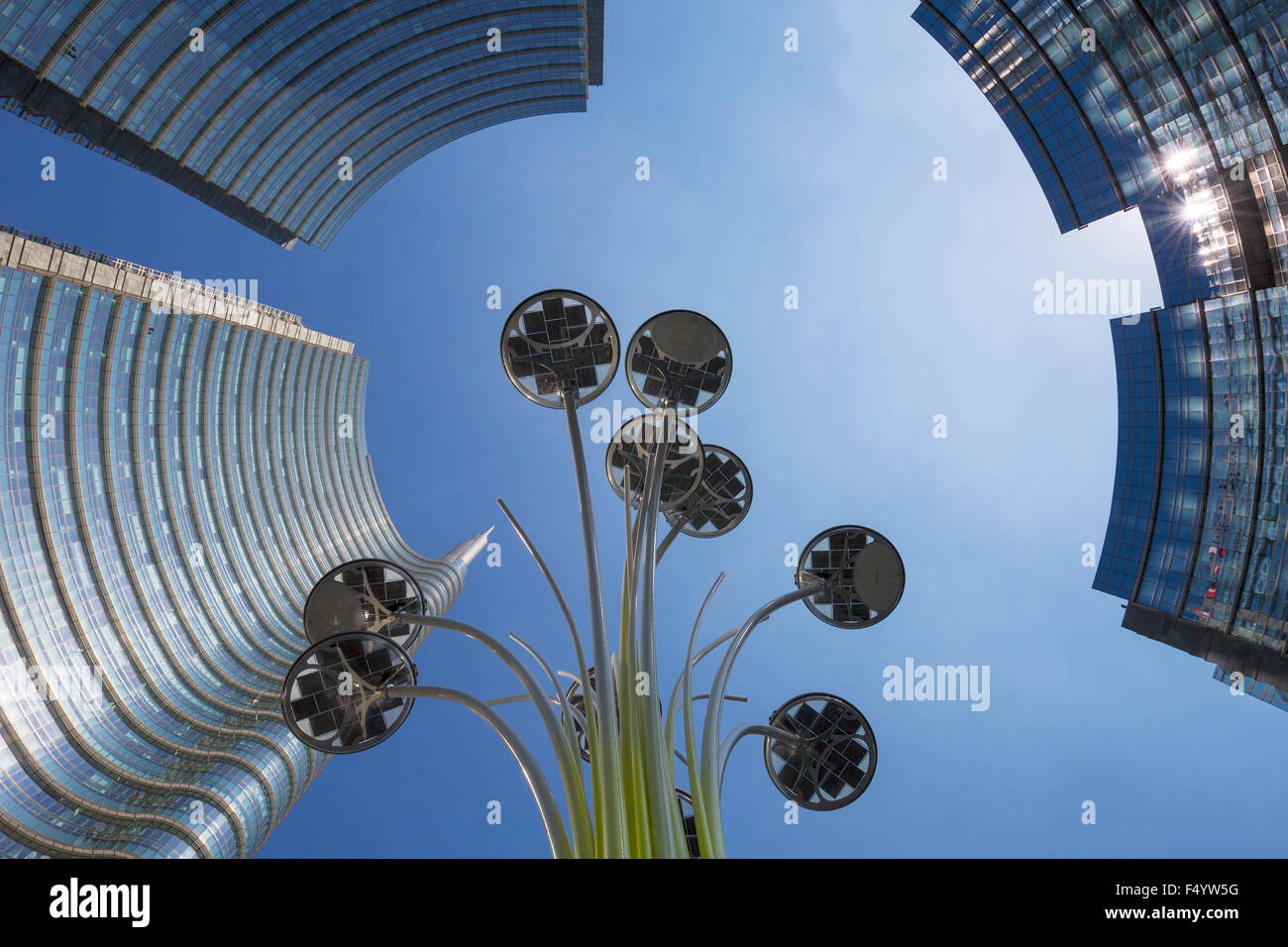 Bâtiments et lampe de plancher à Milan, Italie Banque D'Images