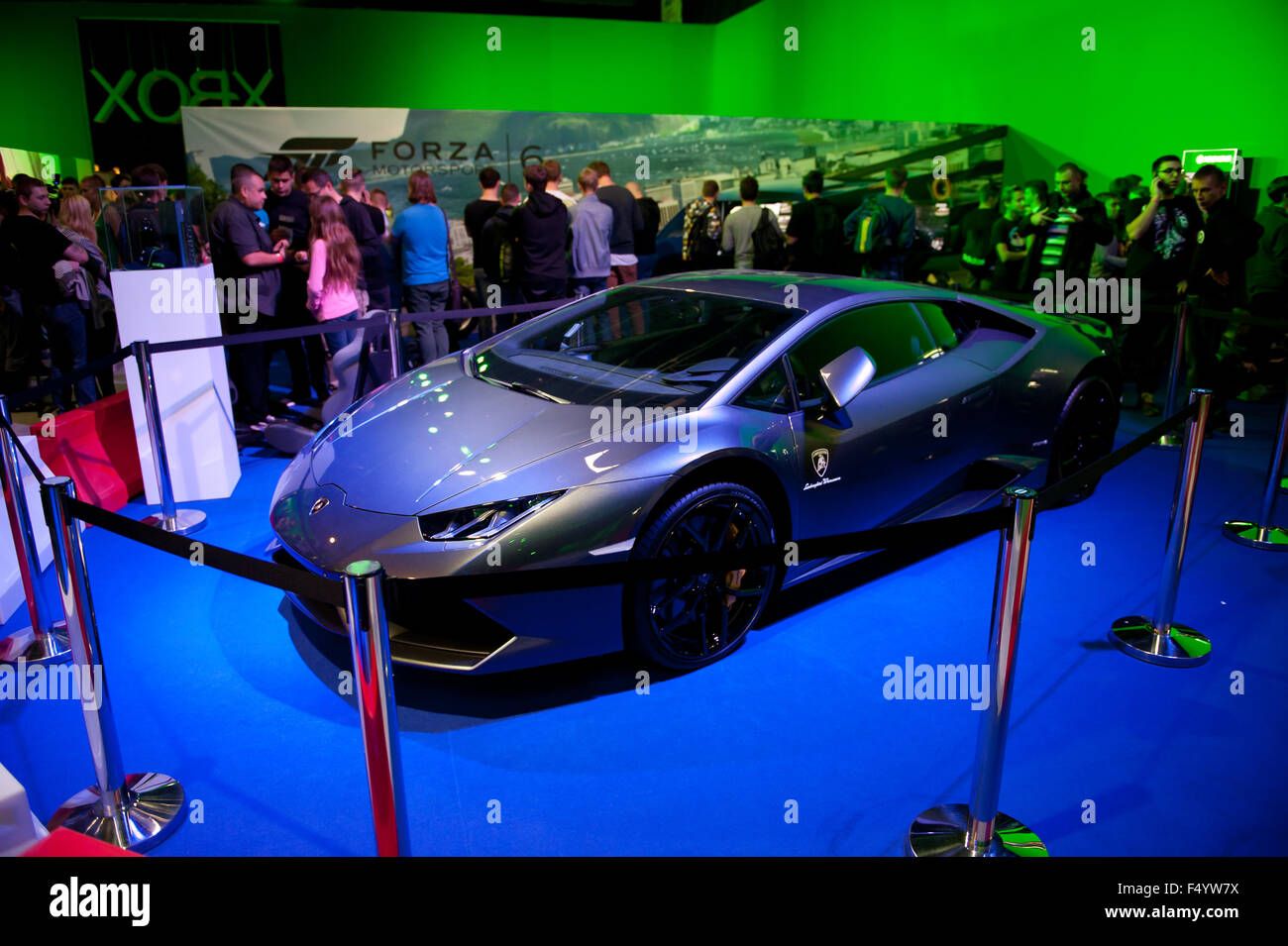 Varsovie, Pologne. 24 Oct, 2015. Show salon expo jeux, Lamborghini LP 610 Ouragan 4 voiture de luxe à Varsovie la semaine des Jeux, Targi Gier Wideo, Hala Expo XXI, Varsovie, Pologne, le 24 octobre 2015, à l'horizontale, l'homme a réussi, un usage éditorial uniquement. Credit : Arletta Cwalina/Alamy Live News Banque D'Images