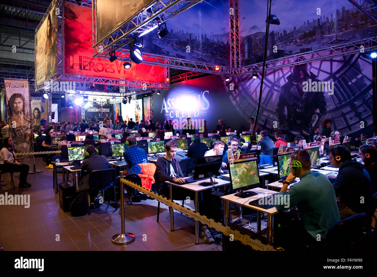 Varsovie, Pologne. 24 Oct, 2015. Salon afficher Anno 2205 jeux jeux PC stand à l'expo, les gens jouant dans Anno 2205, Ubisoft jeu stratégique, RTS, Varsovie Games Week, Targi Gier Wideo, Hala Expo XXI, Varsovie, Pologne, le 24 octobre 2015, à l'horizontale, l'homme a réussi, un usage éditorial uniquement. Credit : Arletta Cwalina/Alamy Live News Banque D'Images