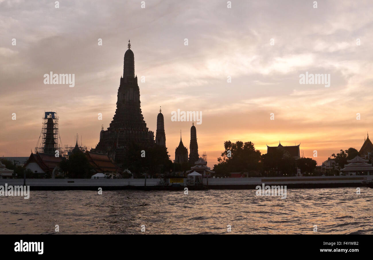 Wat Arun (Temple de l'aube) à Bangkok pendant le coucher du soleil Banque D'Images
