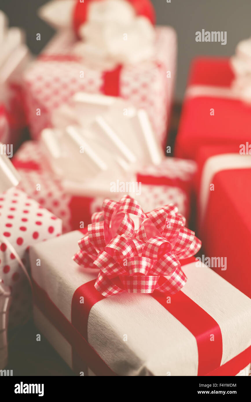 Cadeaux de Noël, temps pour donner et partager, rétro tonique, selective focus avec profondeur de champ Banque D'Images
