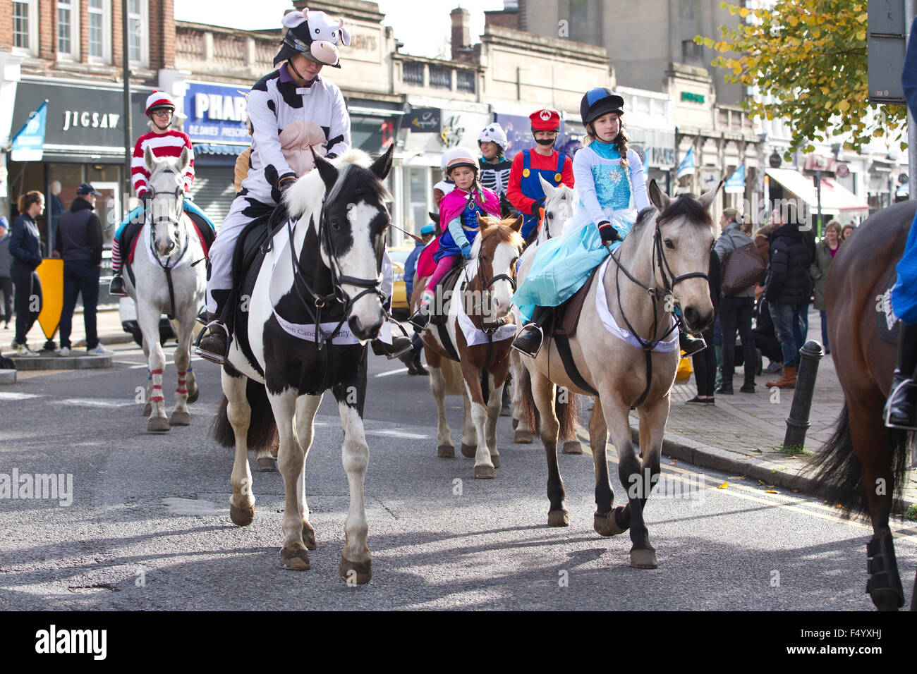 Londres, Royaume-Uni. 25 octobre, 2015. 40e Wimbledon Village fantaisie robe Promenade à cheval, du sud-ouest de Londres, Angleterre, Royaume-Uni 25 octobre 2015 La 40e édition annuelle de fancy dress horse parade vient par Wimbledon Village. L'événement avec cheval parrainé coureurs locaux dressed in costumes est organisé pour recueillir des fonds qui serviront à la Royal Marsden Campagne contre le cancer. Crédit : Jeff Gilbert/Alamy Live News Banque D'Images