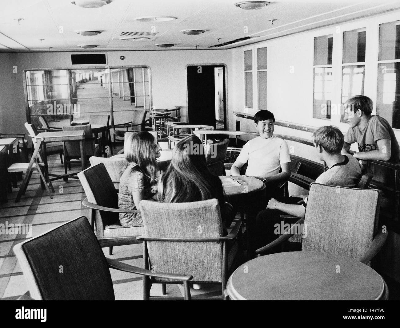 Les jeunes étudiants américains font peser sur le pont pour photos publicitaires à bord Seawise University, l'ex-RMS Queen Elizabeth, bien qu'il est à quai en 1971, à Port Everglades, en Floride, aux États-Unis. Une fois que le plus grand navire à passagers, la reine Elizabeth a été destiné à devenir une école flottante qui ont navigué le monde. Cependant, un an plus tard, le paquebot a pris feu et a coulé dans le port de Victoria de Hong Kong alors qu'il était en train d'être réaménagée en un campus pour les étudiants. Parties du navire 83 000 tonnes qui n'étaient pas récupérés est devenu un danger pour la navigation dans le port jusqu'à être enterré avec une décharge dans les années 90. Banque D'Images