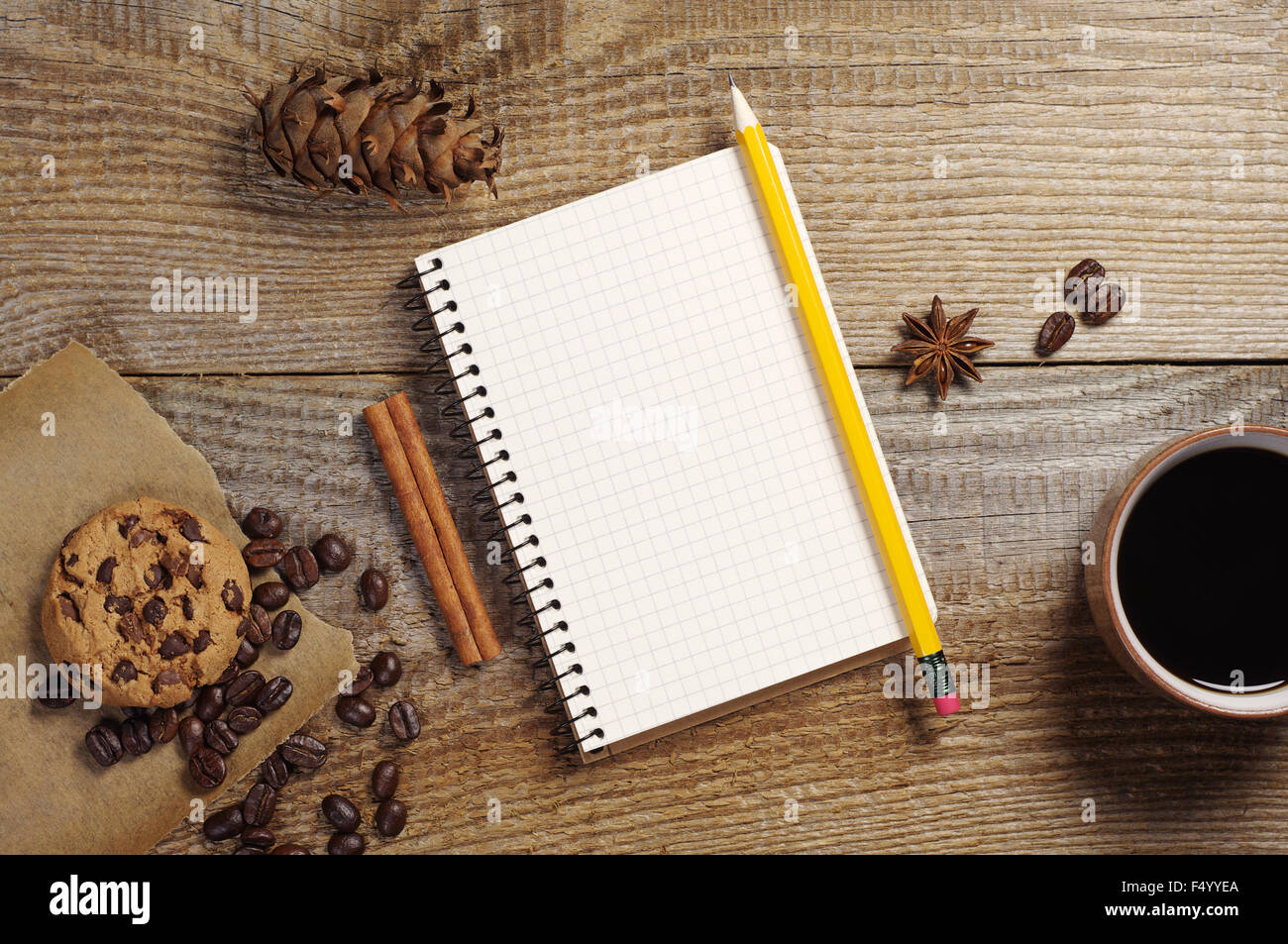 Ordinateur portable ouvert et du café noir avec les cookies sur la vieille table en bois. Vue d'en haut Banque D'Images