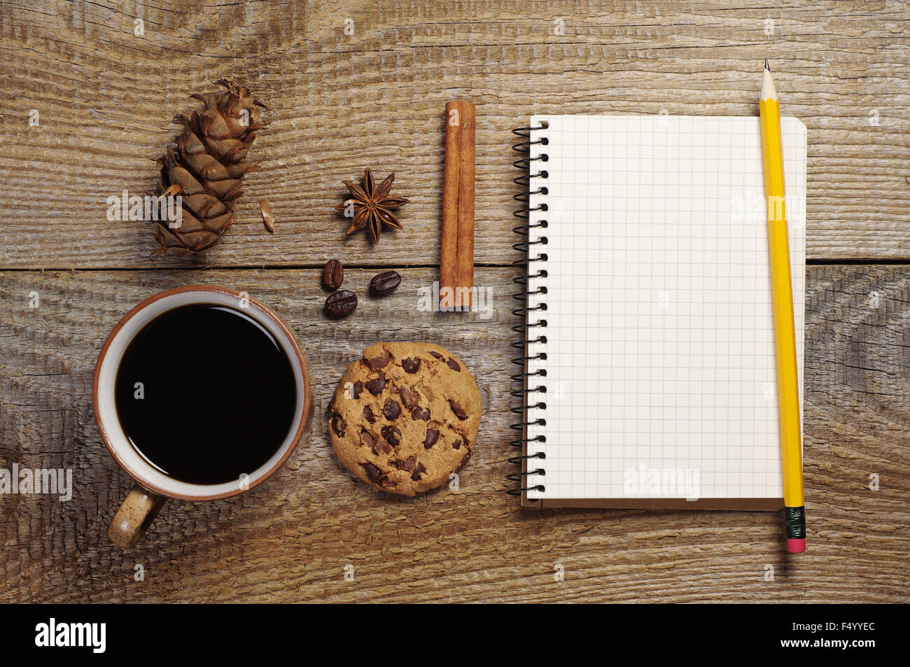 Ordinateur portable ouvert et une tasse de café chaud avec de délicieux cookies au chocolat sur la vieille table en bois. Vue d'en haut Banque D'Images