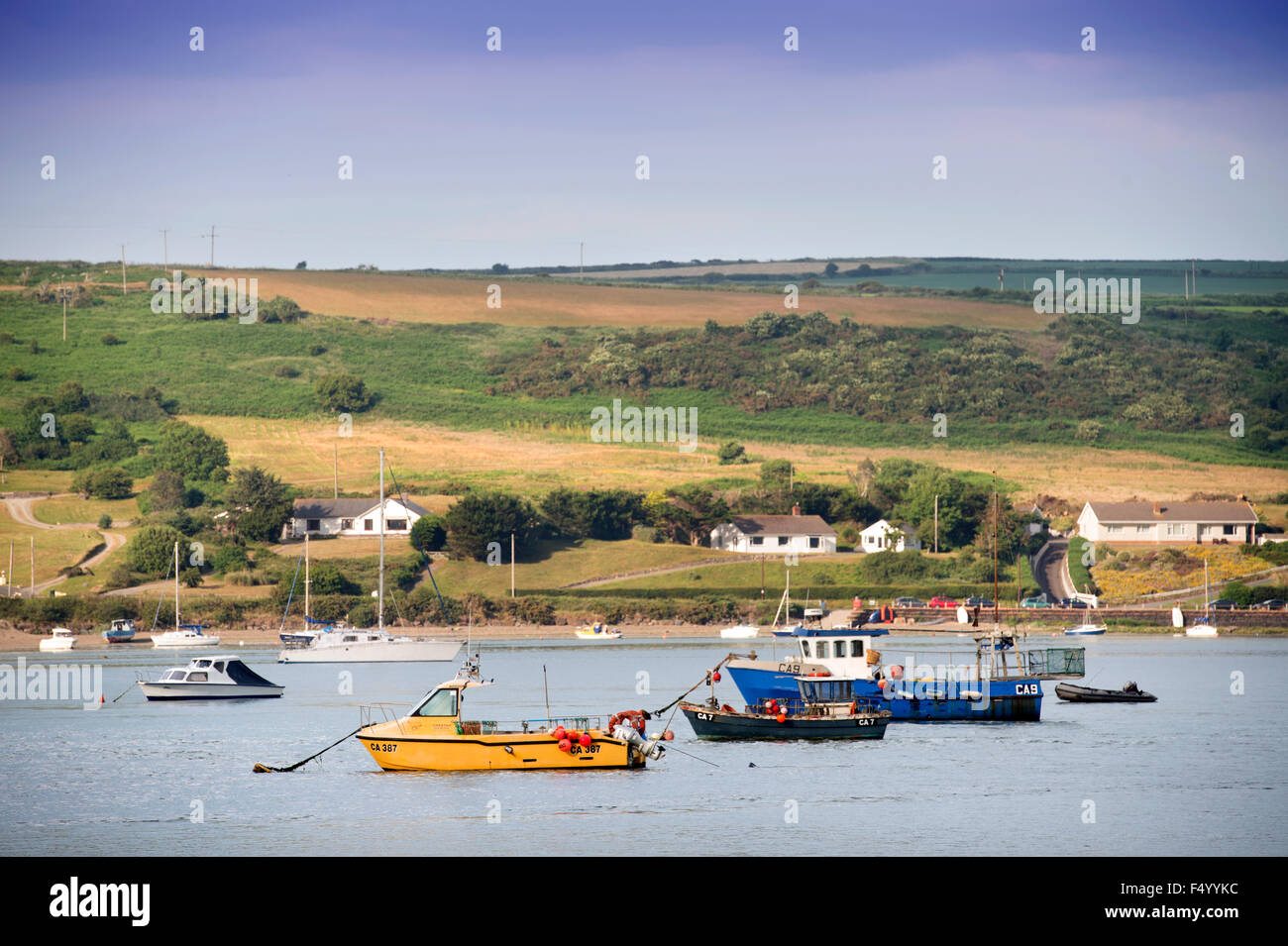 Les bateaux de pêche amarrés sur l'estuaire de la rivière Teifi près de St Dogmaels, Pembrokeshire, Pays de Galles UK Banque D'Images