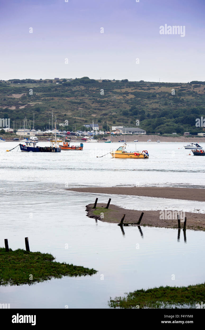 Les bateaux de pêche amarrés sur l'estuaire de la rivière Teifi près de St Dogmaels, Pembrokeshire, Pays de Galles UK Banque D'Images