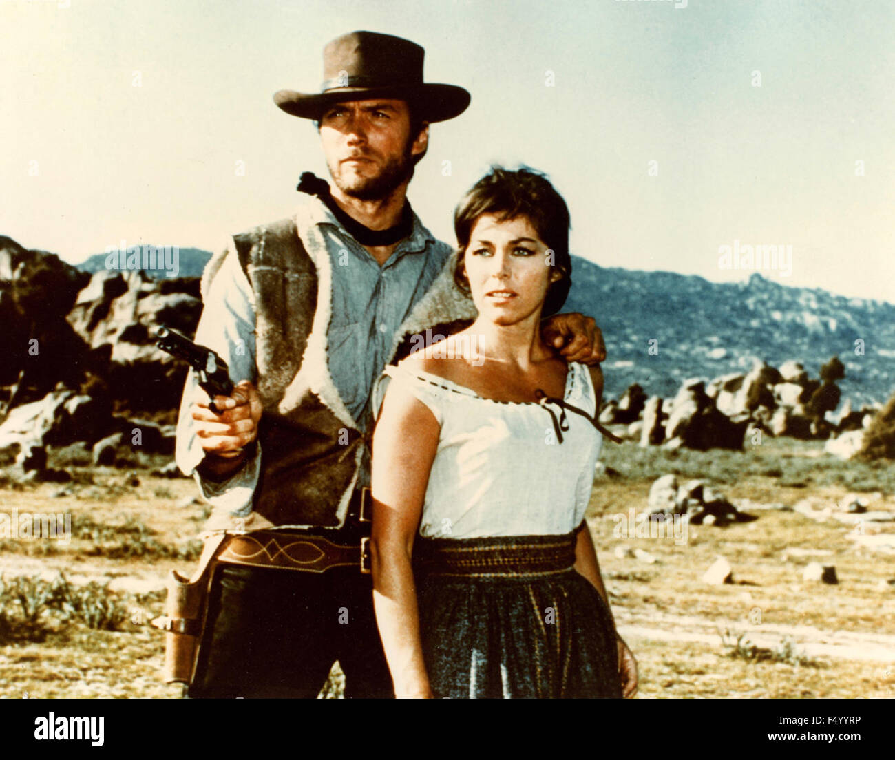 Le Bon Le Beurre Et Le Truand L'acteur Américain Clint Eastwood et Rada Rassimov dans une scène du