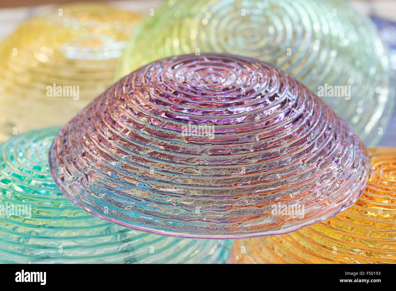 Détail de bol de verre coloré à l'envers Banque D'Images
