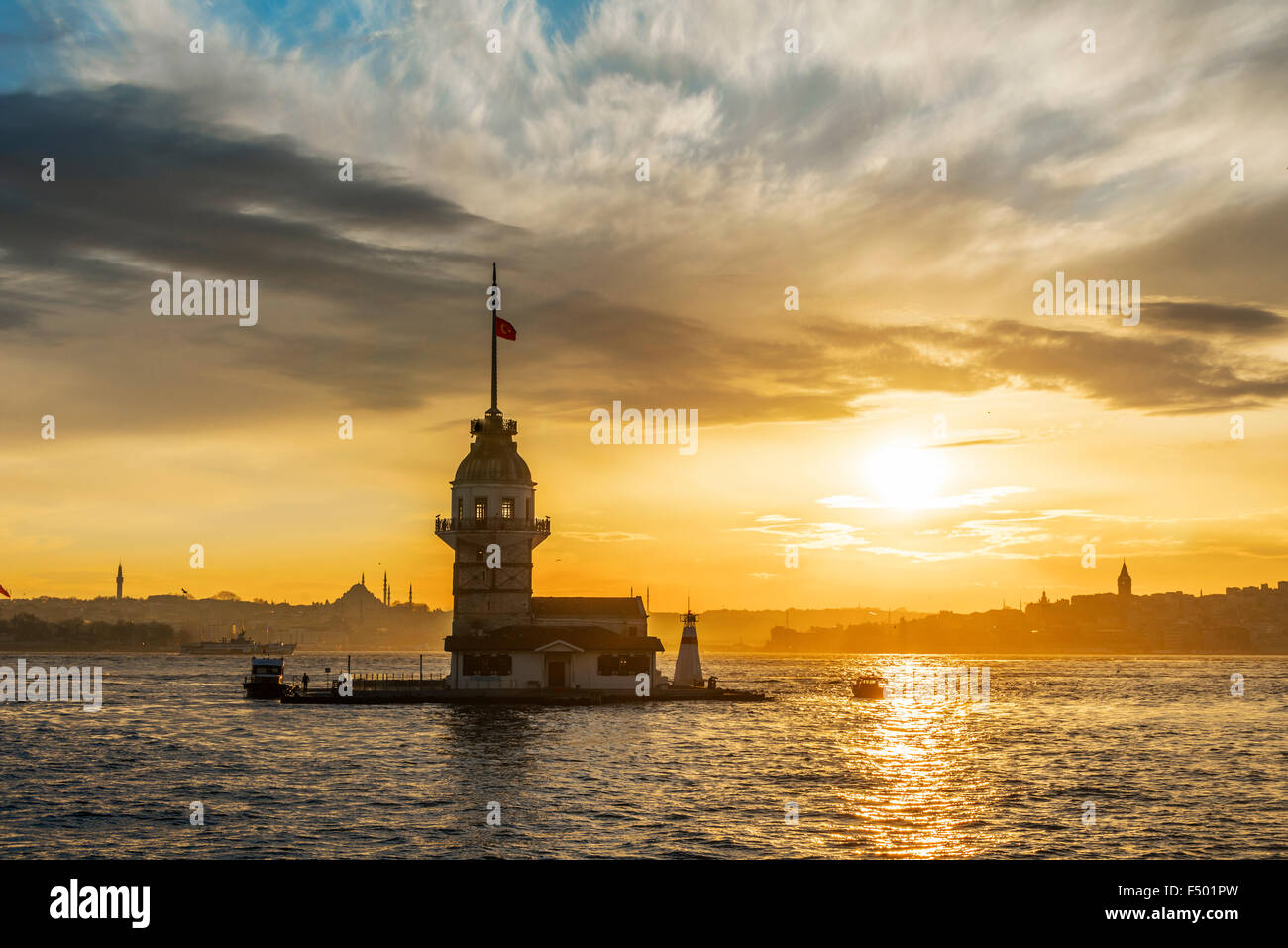 Phare, Tour de la jeune fille, Kız Kulesi, au coucher du soleil, l'île dans le Bosphore, Üsküdar, Istanbul Turquie Banque D'Images