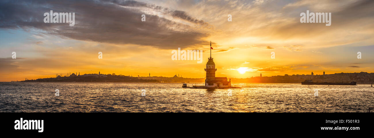 Phare, Tour de la jeune fille, Kız Kulesi, au coucher du soleil, l'île dans le Bosphore, Üsküdar, Istanbul Turquie Banque D'Images