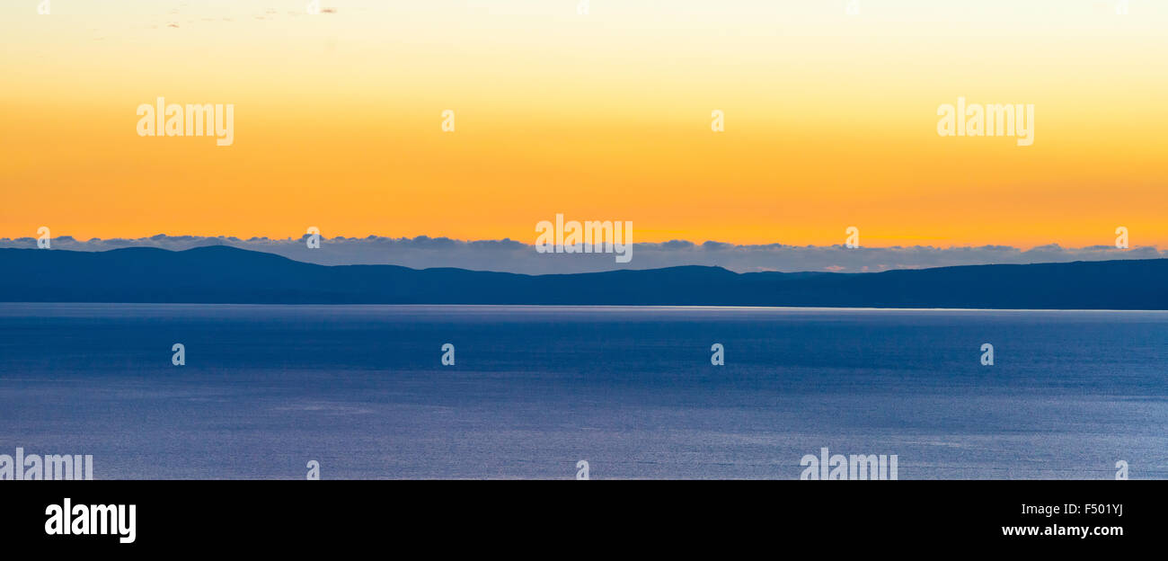 La côte grecque, l'atmosphère du soir après le coucher du soleil, le littoral avec les montagnes et les nuages, vue de Stoupa, Péloponnèse, Grèce Banque D'Images