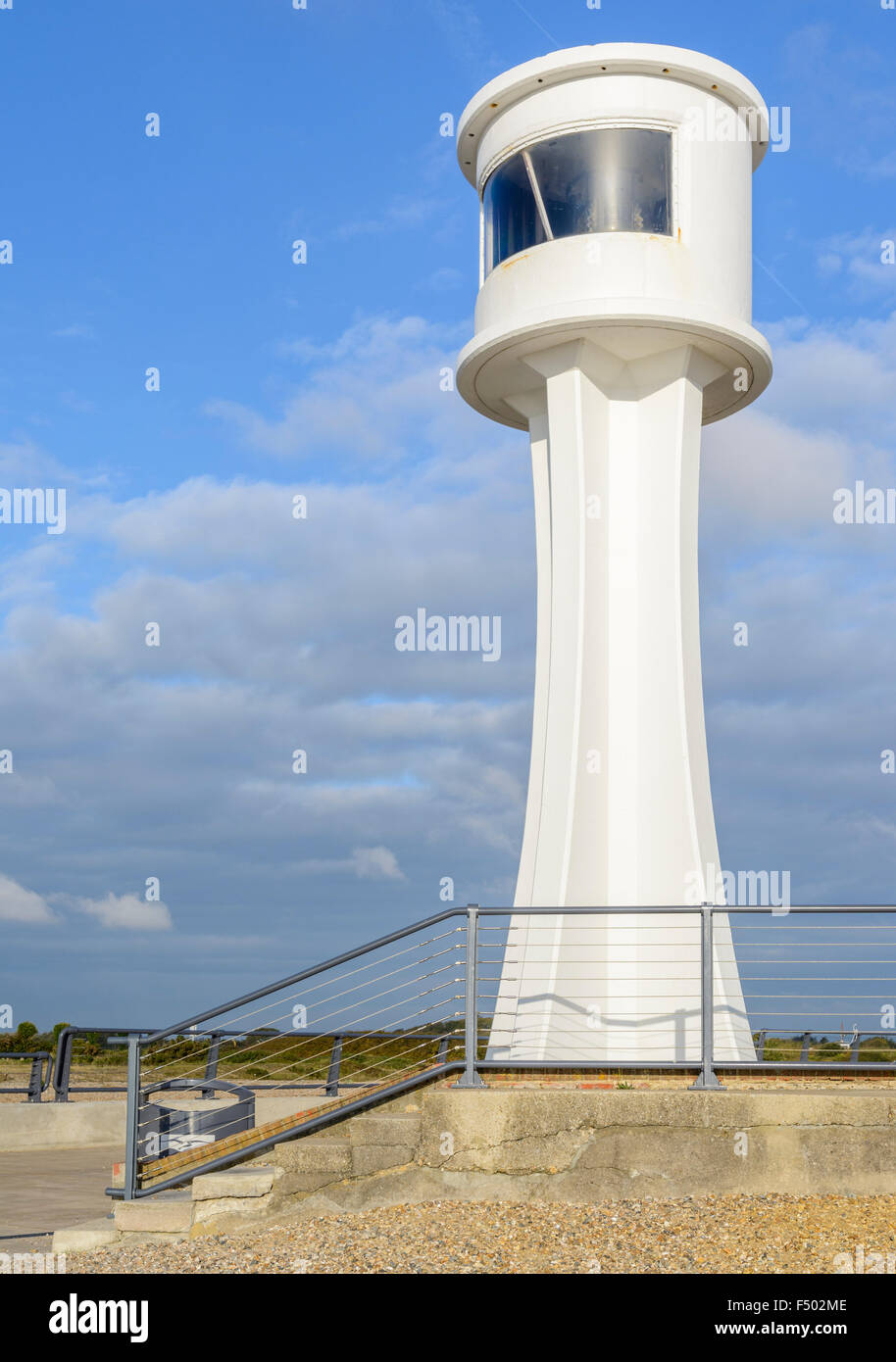 Phare blanc à Littlehampton par la rivière Arun à Littlehampton, West Sussex, Angleterre, Royaume-Uni. Banque D'Images