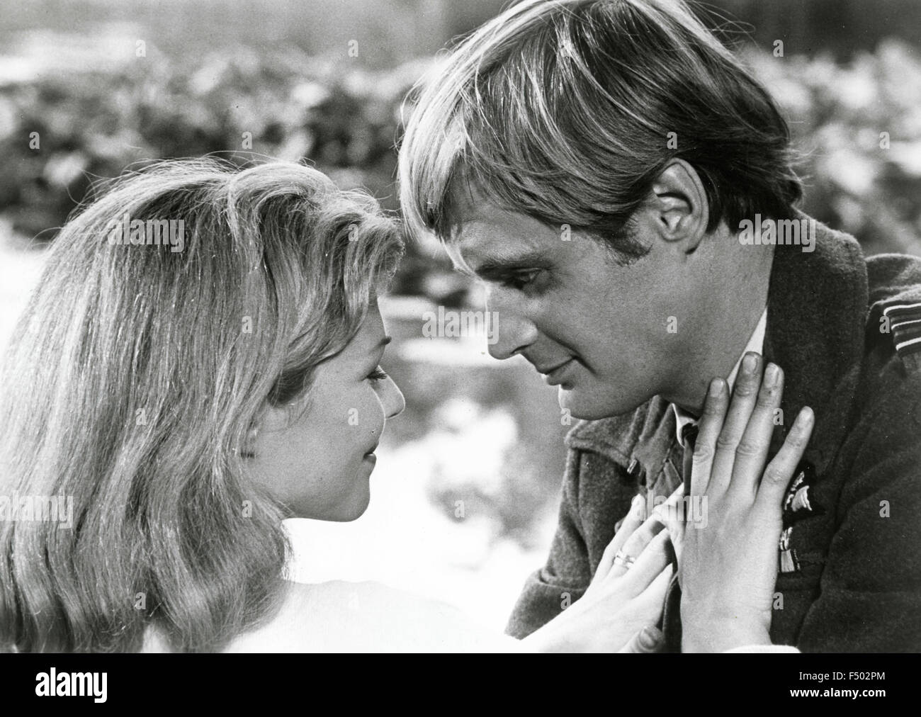 Acteurs britanniques David McCallum et Suzanne Neve dans une scène du film 'Mosquito' Escadron, UK Banque D'Images