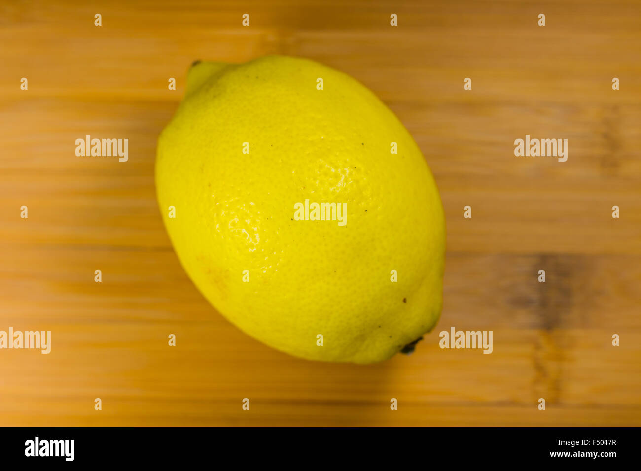 Citrons sur table en bois Banque D'Images