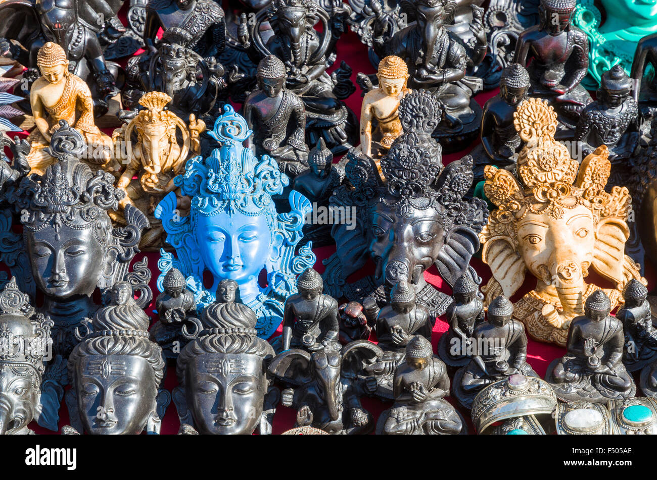 Masques en bois comme souvenir sont vendus à Durbar Square Banque D'Images Masques en bois comme souvenir sont vendus à Durbar Square Banque D'Images