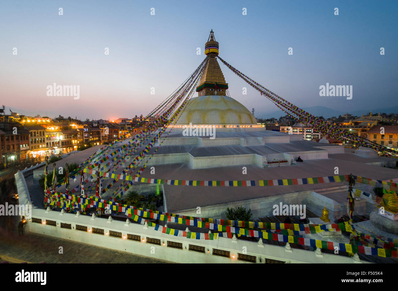 Stupa boudnath avec les drapeaux de prières et les édifices de nuit Banque D'Images Stupa boudnath avec les drapeaux de prières et les édifices de nuit Banque D'Images