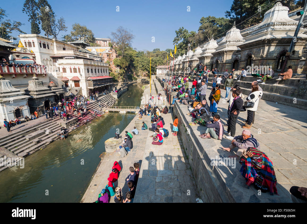 Spectateurs regardant une cérémonie de crémation au burning ghats près de temple de Pashupatinath Banque D'Images Spectateurs regardant une cérémonie de crémation au burning ghats près de temple de Pashupatinath Banque D'Images