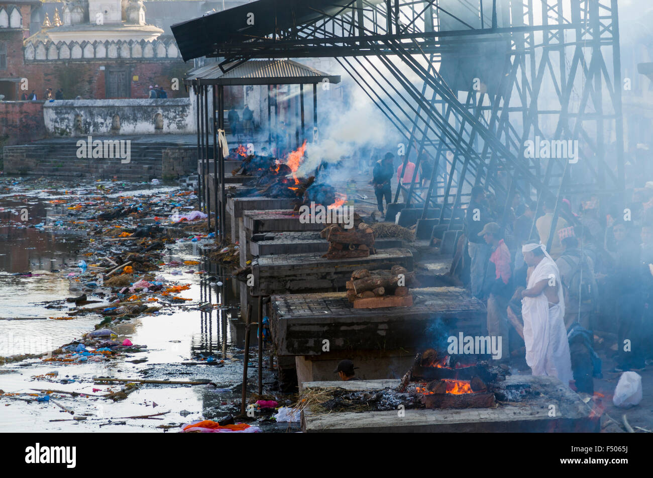 Burning ghats crémations en cours avec près de temple de Pashupatinath Banque D'Images