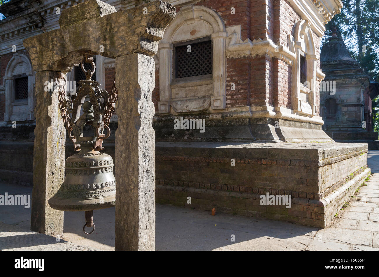 Petits autels dans les collines au-dessus du temple de Pashupatinath Banque D'Images