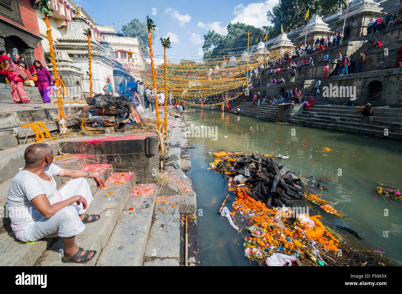 Burning ghats de crémation en cours avec près de temple de Pashupatinath, les décorations de l'hari bodari akdshi juste en arrière-plan Banque D'Images Burning ghats de crémation en cours avec près de temple de Pashupatinath, les décorations de l'hari bodari akdshi juste en arrière-plan Banque D'Images