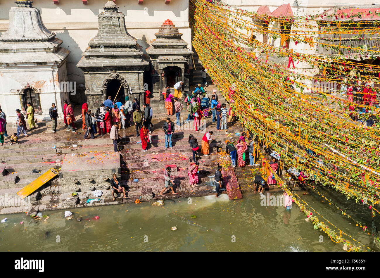 Les décorations du hari bodari akdshi fair au burning ghats près de temple de Pashupatinath Banque D'Images