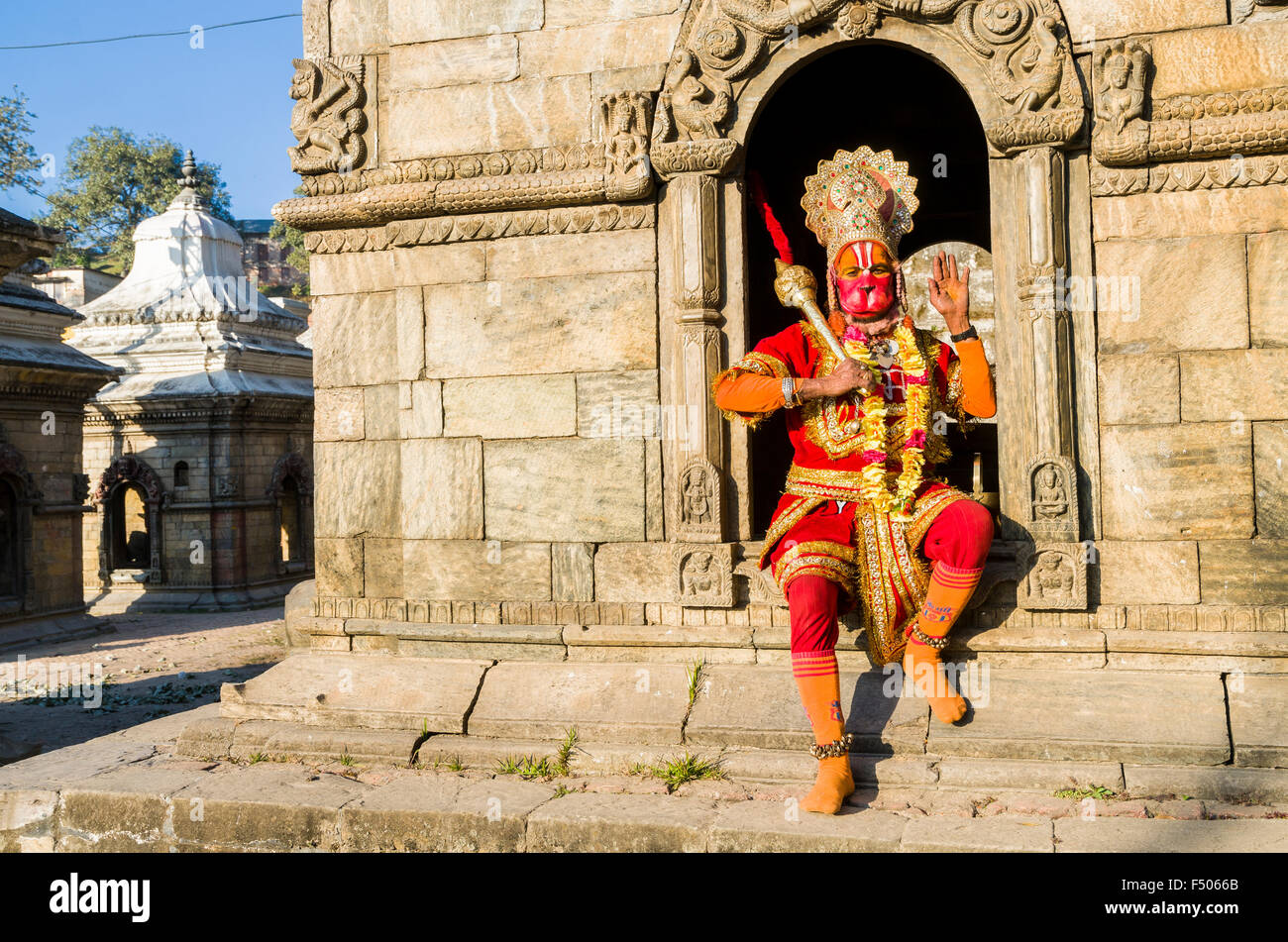 L'artiste, habillé comme dieu haniuman, posant à la combustion ghats près de temple de Pashupatinath Banque D'Images