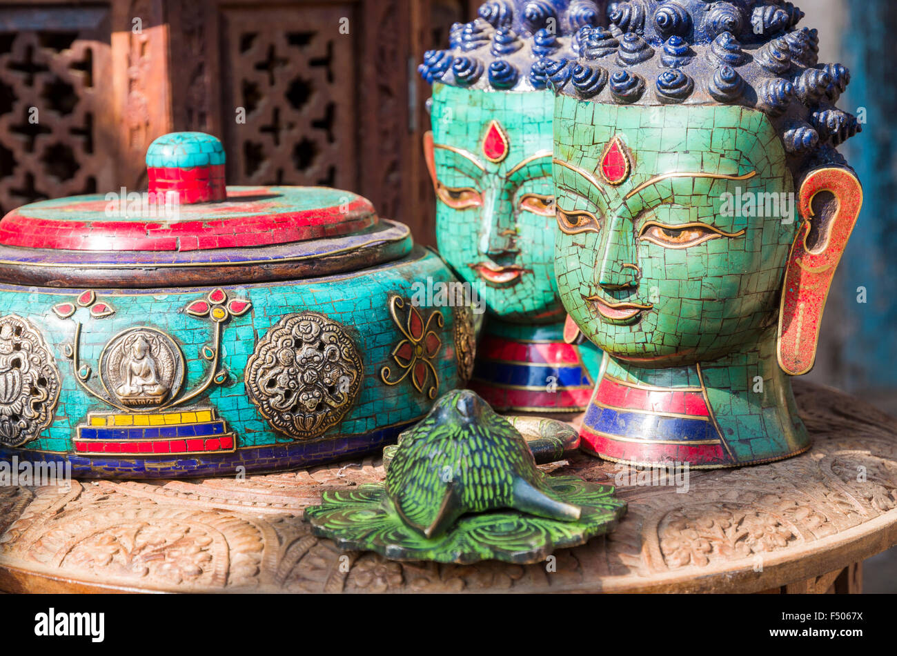 Comme l'oeuvre de pierres sculptées sont vendus à Durbar Square Banque D'Images Comme l'oeuvre de pierres sculptées sont vendus à Durbar Square Banque D'Images