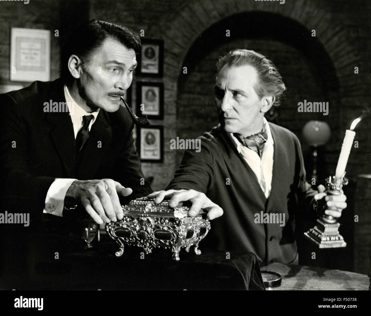 Les acteurs Jack Palance et Peter Cushing dans une scène du film "Le jardin de la torture", UK Banque D'Images