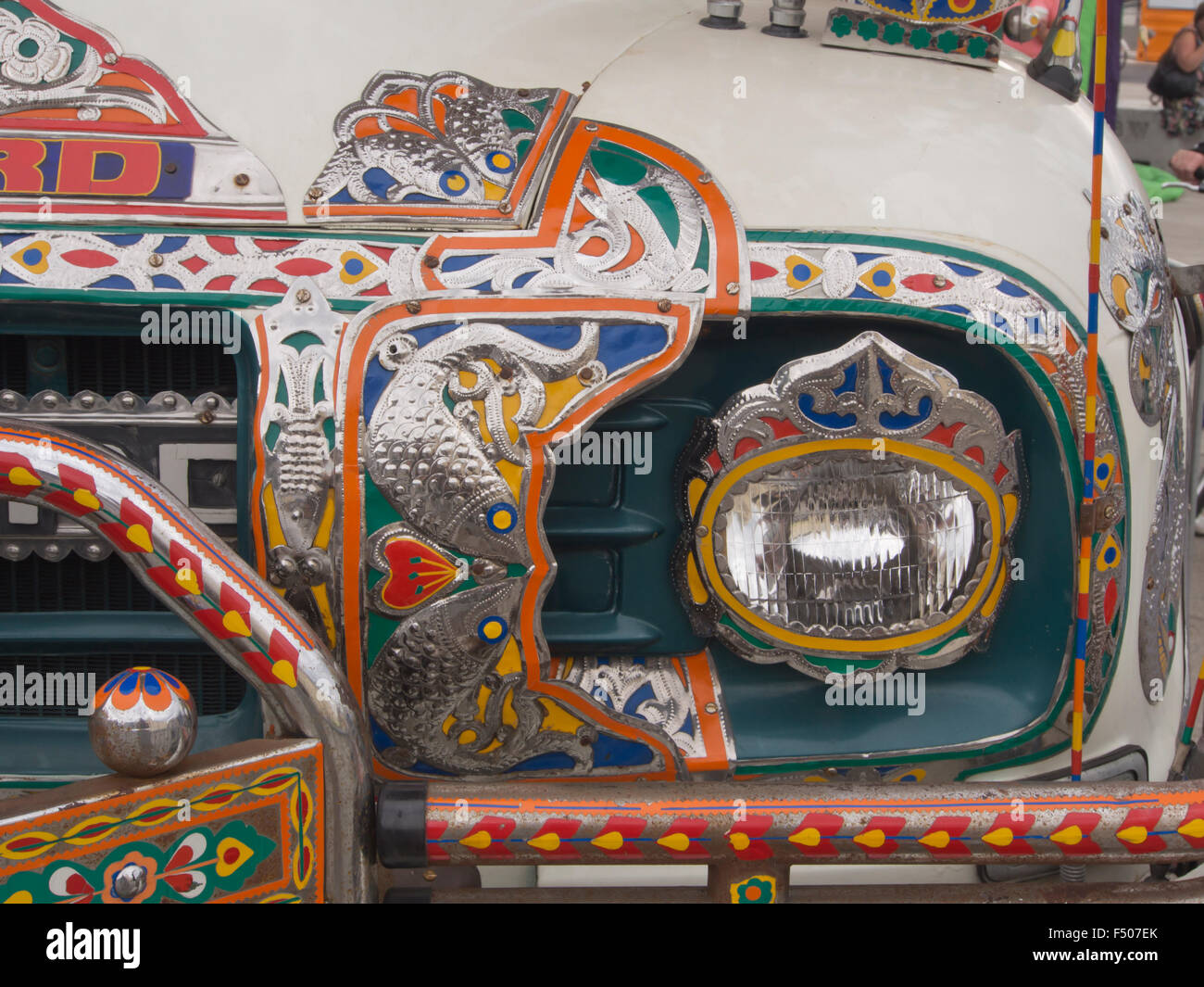 À partir de détails et un camion Bedford colorés artistiquement décoré en style indien ou pakistanais, le capot avant Banque D'Images