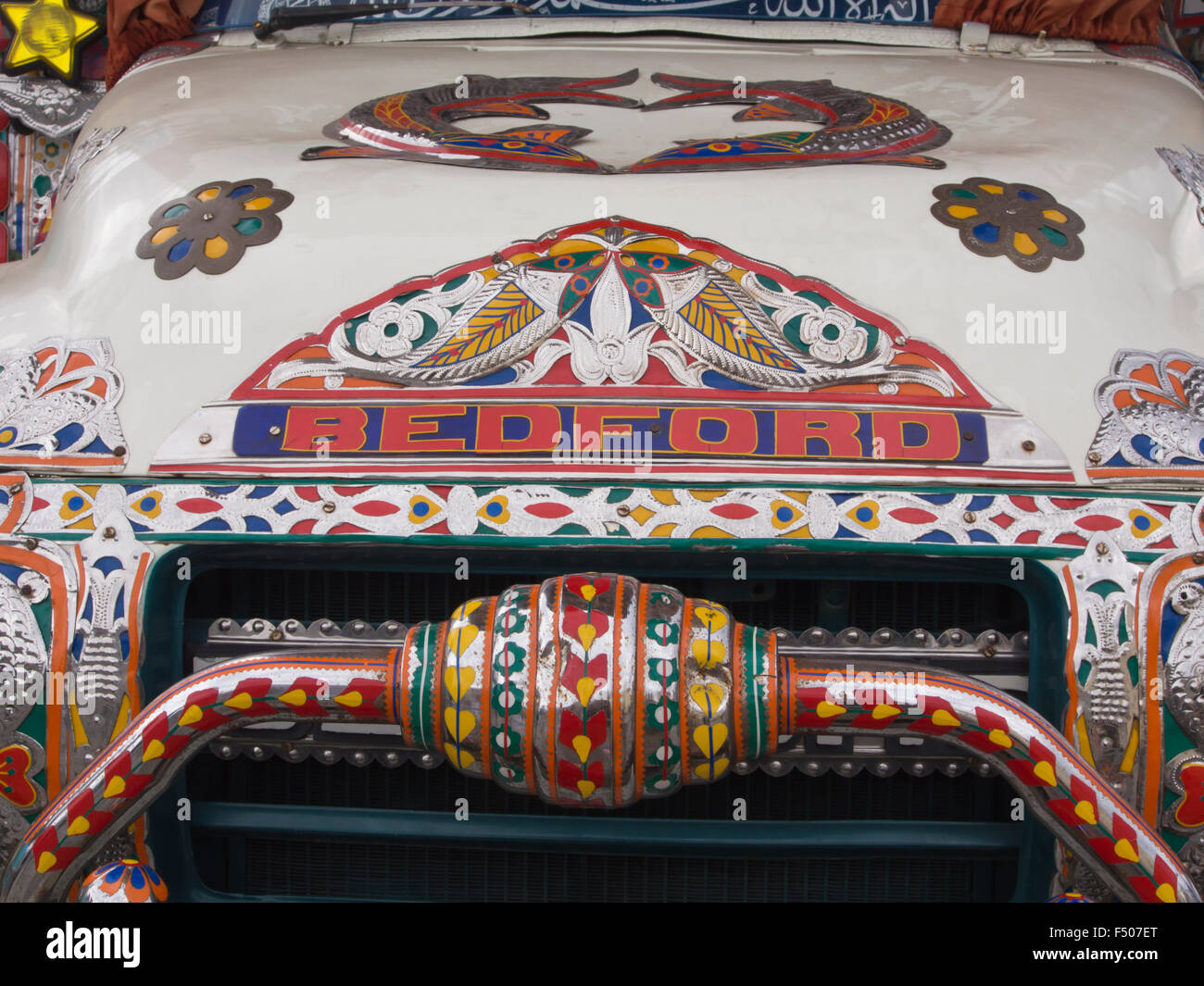À partir de détails et un camion Bedford colorés artistiquement décoré en style indien ou pakistanais, le capot avant Banque D'Images