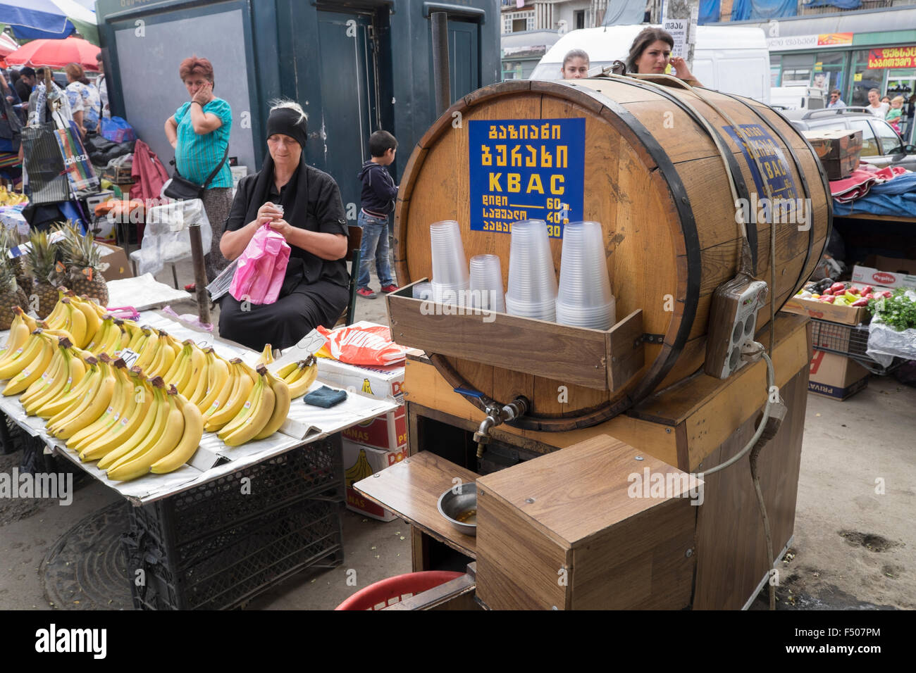 Vin géorgien pour la vente au marché de la gare centrale de Tbilissi Banque D'Images